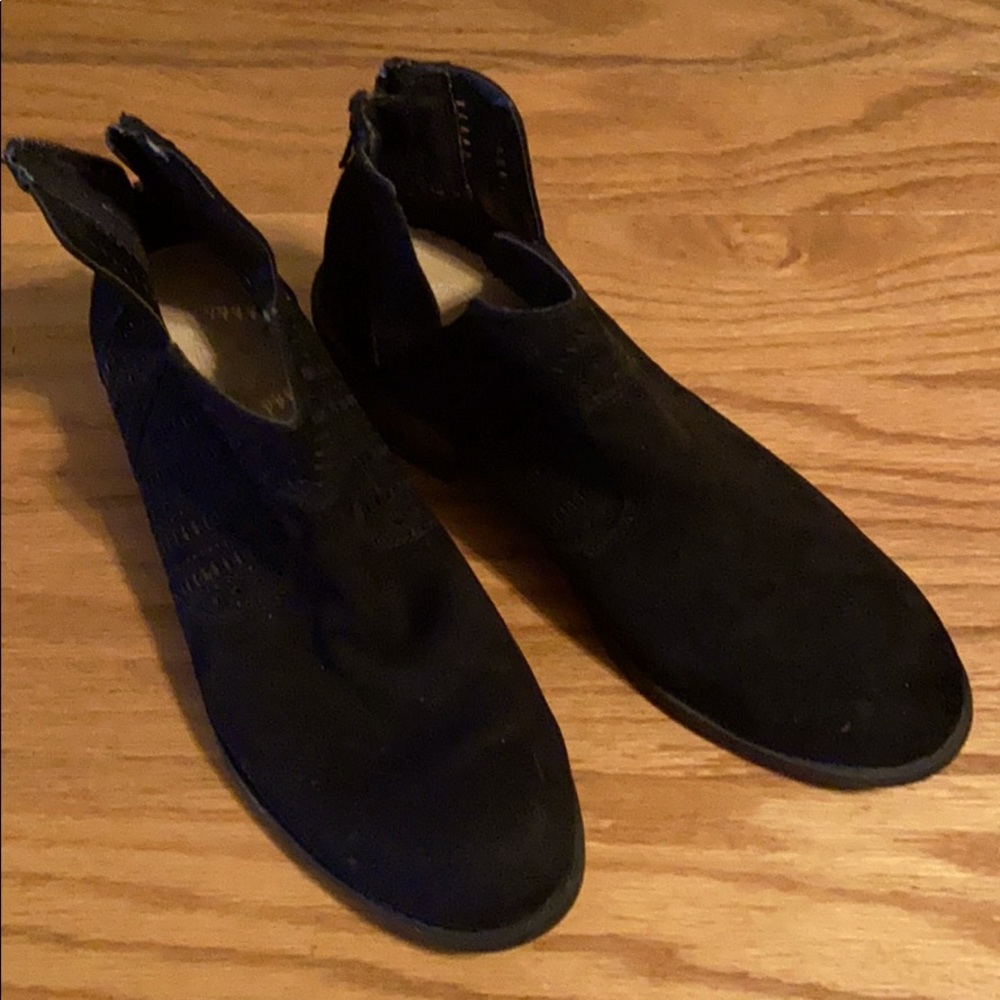 Super cute women’s black booties with detail